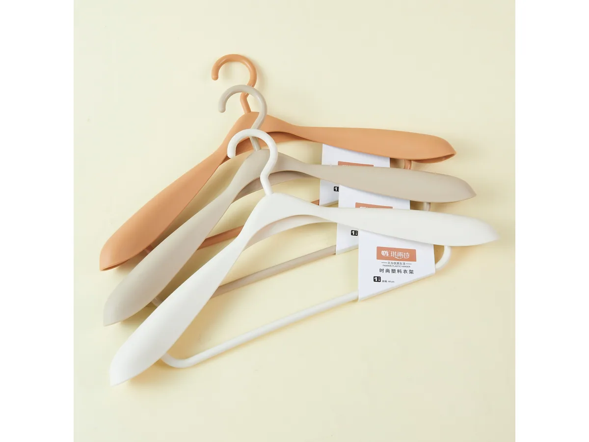 ZS-8086 Plastic Hanger — view 1